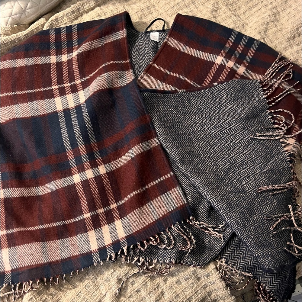 Liz Claiborne Fleece Shaw. Never worn, one size fits most.